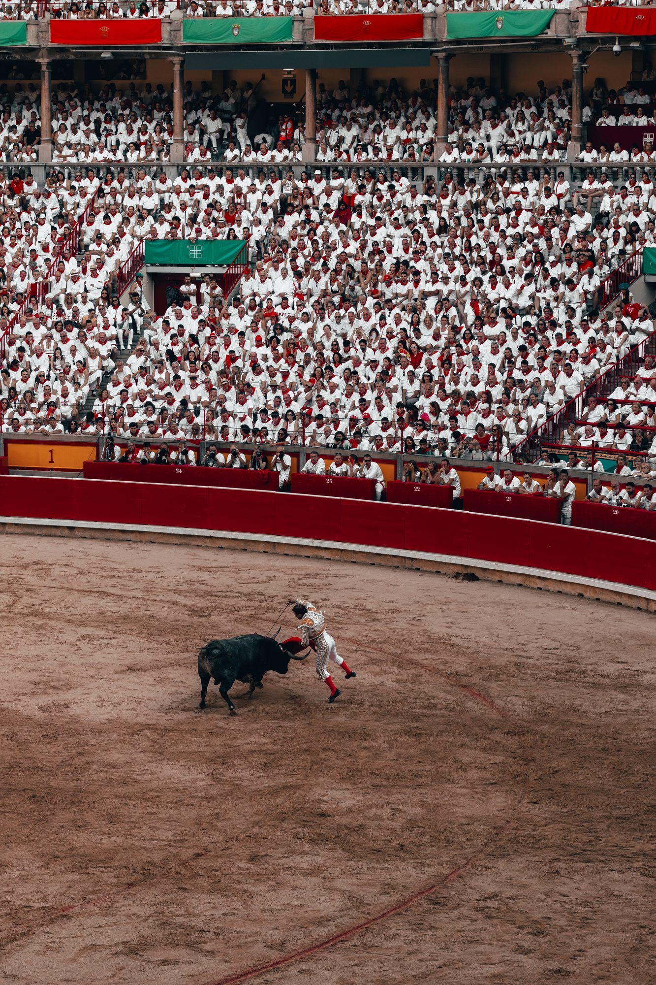 The estocada — matador goes in over the horns